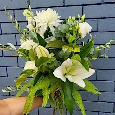 ANGELIC ANJEA White & Green Bouquet